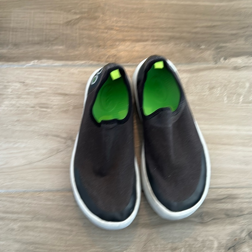 Oofos Oomg eeZe 6 black slip on flats loafer low shoes